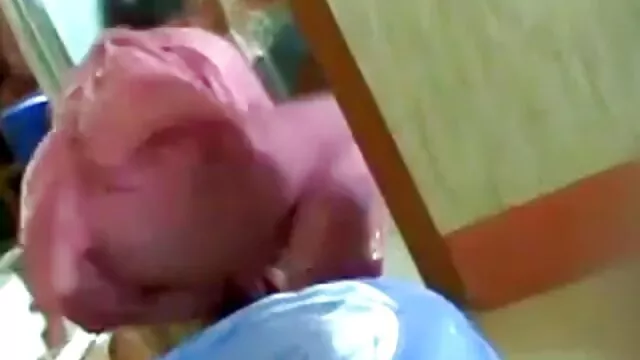 معلم اسپانیایی با بی‌بی‌سی در حال کشش بیرون از دانش‌آموز فیلم لز پورن شاخدار لیا سیلور GP2163