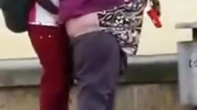 آلی ری، نوجوان بلوند داغ، فیلم لز حشری پس از مکیدن و لعنت کردن یک دیک سفت، کرم خورده است.