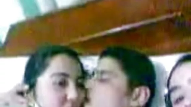 نوجوان لز زن با زن در پشت در شکسته