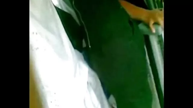 همسر لاتین تنومند لزبین حشری دختر نوجوانش را می لیسد و انگشت می گذارد