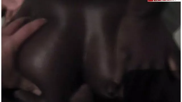 بیدمشک خیس Bum Booty Savannah Foxx انگشت می گیرد و کوبیده می شود لزبین با لباس