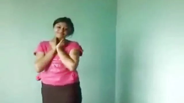 با اینکه کیت لز در باشگاه یک پیرزن هفتاد ساله است...