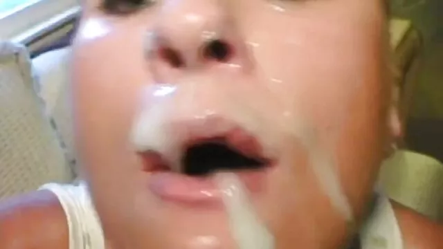 دختر جذاب دیگ صاف عسلی را فیلم لز زنان خارجی می سوزاند و خودارضایی می کند