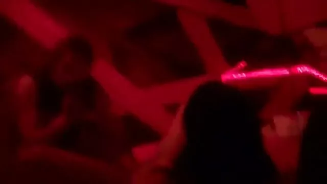 MILF شاخدار در حال لعنت به پسرخوانده لاغر سکس لزبین دوجنسه خود در حیاط خلوت
